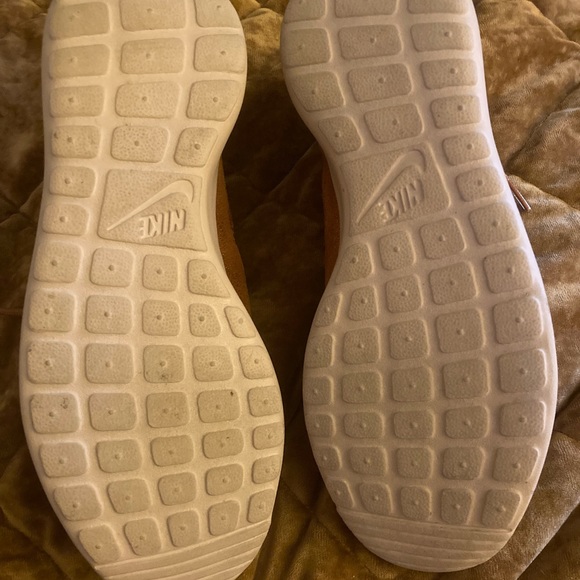 Womens size 8 bronze Nike - Picture 3 of 6